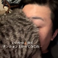 おしりを擦り付けられる男性
