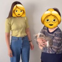 猫を抱っこするおばあちゃん