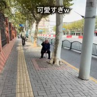 笑顔で手を振るお爺さん