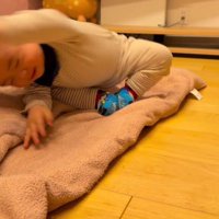 ずっこける赤ちゃん