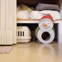 誰もいないように見えるクローゼットの中