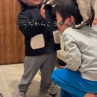 女の子に体を伸ばす猫