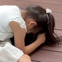 猫を抱く姉のアップ
