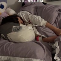 一緒に寝る猫と女の子