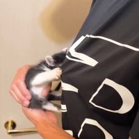 服を引っ張って