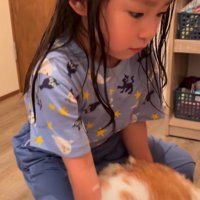 下ろしてあげる女の子