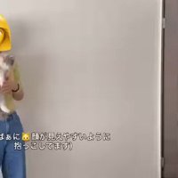 猫を抱っこする女性とおばあちゃん
