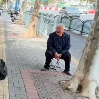 観戦するおじいさん