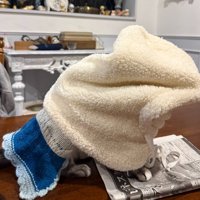 帽子をかぶる猫（横）