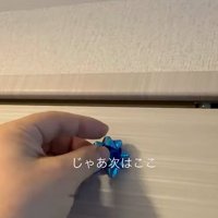 リボンを貼りつける人（じゃあ次はここ）