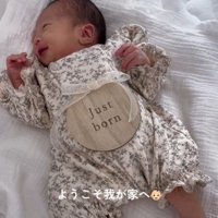 ベビーベッドの上で寝ている赤ちゃん