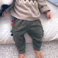 布団の上で眠っている赤ちゃん