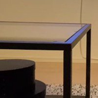 猫が見つめているテーブル