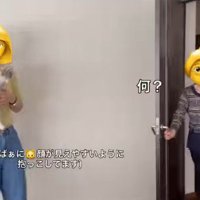 猫を抱っこする女性とおばあちゃん