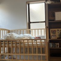 眠る赤ちゃんを上から見守る猫