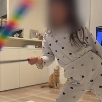 ポーズをとる娘さん