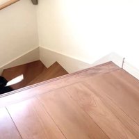 階段を上る黒猫