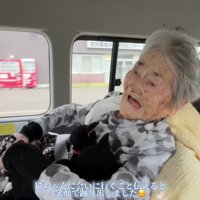 車に乗っているおばあちゃん