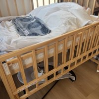 ベビーベッドの下にいる猫