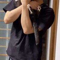猫を抱っこする男性