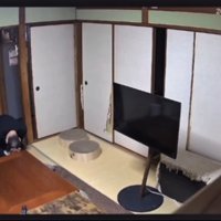 頭を抱える男性