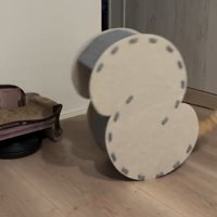 転がるハウスからしっぽだけ出ている