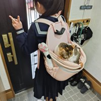 女の子に背負われる猫