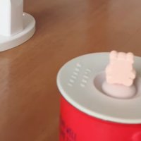 テーブルに置かれたコップのみ