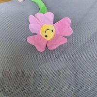 ぬいぐるみに飛びつく子猫