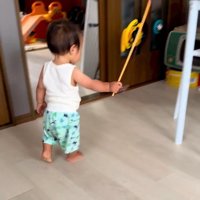 猫じゃらしを持つ子ども