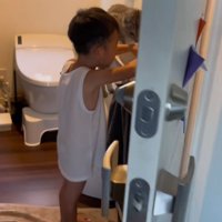 手洗い場で遊ぶ男の子