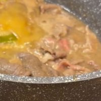 鍋の中で煮える肉