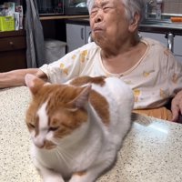 目をつむって上を向くおばあちゃん