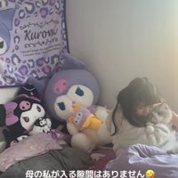 猫を抱きしめる女の子