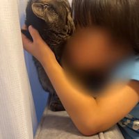 顔を寄せるふたり