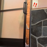 ドアを開ける猫