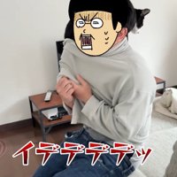 飼い主のパーカーから出てくる猫