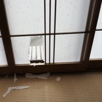 穴のあいた障子のアップ