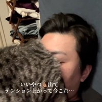 男性の顔におしりを擦り付ける猫