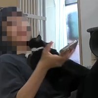 座ったママさんの体の上