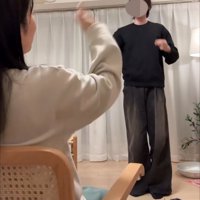 立っている人とごはんを食べる猫