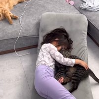 抱き合うふたり