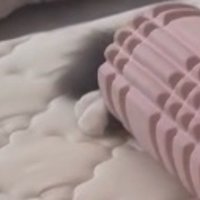 フォームローラーに入っている猫の後ろ足