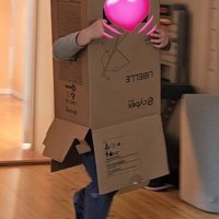 段ボールをかぶった男の子