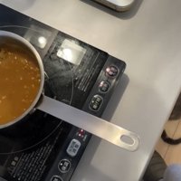 キッチンで上を見る子猫