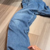 肉球を見せる猫