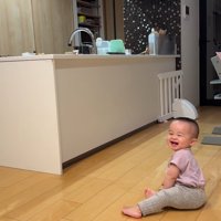 笑顔で母親を見つめる赤ちゃん