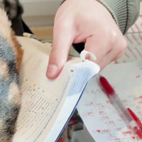 教科書を持つ男の子の手