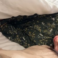 布団の中で寝ている人と猫