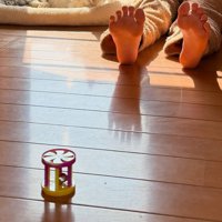 屋根裏にいる子どもの足